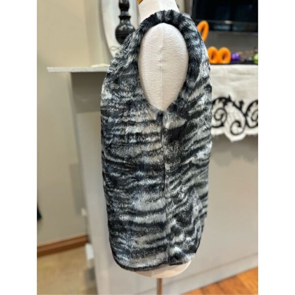 Forever 21 4 faux fur animal print black white open front lined vest w-side pock - Picture 2 of 5